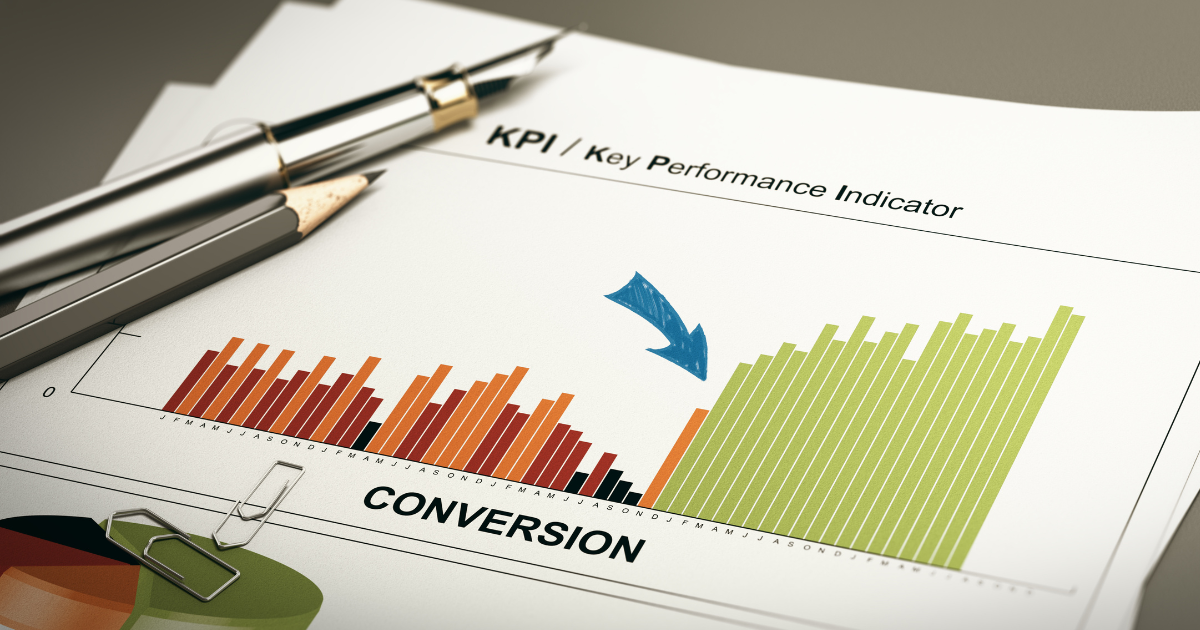 PV（トラフィック）とCV（コンバージョン）の間に大きなギャップがあることを示すKPI分析図。「読まれるだけ」で成約に繋がらない、オウンドメディアの根本的な問題を視覚化。