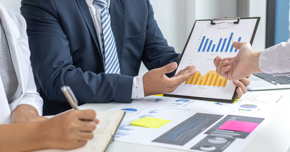 ビジネスミーティングで、専門家がデータやグラフを用いてライティング戦略を説明している画像。専門知識を基にした3つの原則で、どのようにCVRを改善し、信頼を勝ち取るかを示すコンサルティング風景。